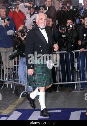 Der Bruder von Filmstar Sean Connery, Neil Connery, im Odeon-Kino in Edinburgh bei der britischen Premiere des Films 'Einschlüsse'. Stockfoto