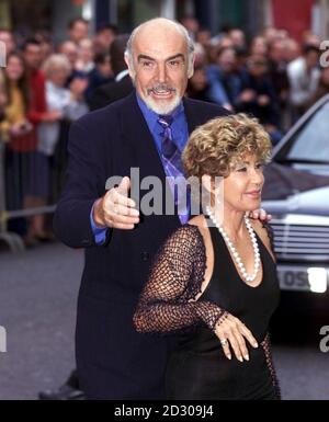 Sean Connery und seine Frau Michelina im Odeon-Kino in Edinburgh bei der UK-Premiere des Films 'Einschlüsse', in dem er Hauptrolle hatte. Stockfoto