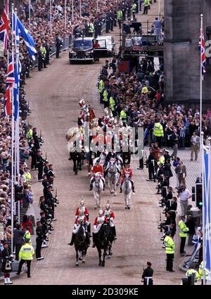 Die Königin, Prinz Philip und Prinz Charles, angeführt von der Household Cavalry, machen ihren Weg auf der Royal Mile vor der offiziellen Eröffnung des schottischen Parlaments der Königin in Edinburgh, wie aus dem Outlook Tower und Camera Obscura, Castlehill gesehen. Stockfoto