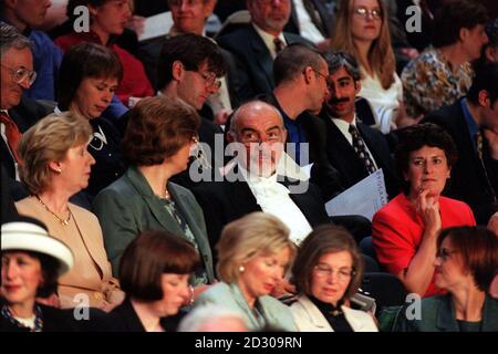 Schauspieler Sean Connery mit seiner Frau Micheline (rechts) im Parlament, als die Queen das schottische Parlament in Edinburgh offiziell eröffnet. Stockfoto