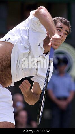 Keine Kommerzielle Nutzung. Pete Sampras aus den USA dient während seines Halbfinalmatches gegen Tim Henman in Wimbledon. Stockfoto