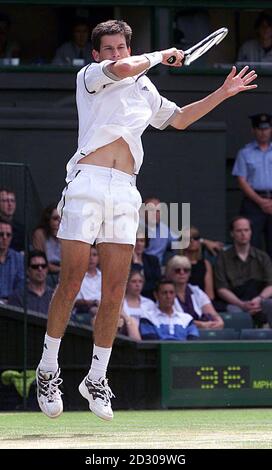 Keine Kommerzielle Nutzung. Der britische Tennisstar Tim Henman in Wimbledon bei seinem Halbfinalspiel gegen Pete Sampras aus den USA in Aktion. Stockfoto