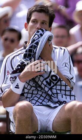 Keine Kommerzielle Nutzung. Tim Henman spürt den Druck während seines Halbfinalmatches gegen Pete Sampras aus den USA in Wimbledon. Stockfoto