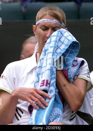 Keine kommerzielle Nutzung: Die deutsche Steffi Graf spürt den Druck beim Finale der Damen-Singles gegen die amerikanische Lindsay Davenport in Wimbledon. Stockfoto