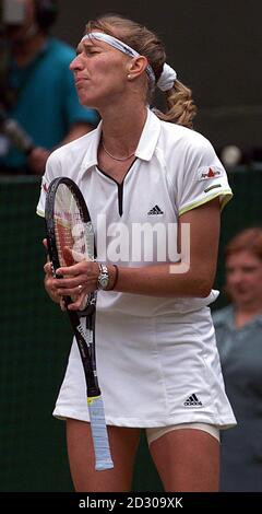 Keine kommerzielle Nutzung: Die deutsche Steffi Graf spürt den Druck, nachdem sie beim Finale der Damen-Singles in Wimbledon den ersten Satz 6-4 gegen die amerikanische Lindsay Davenport verloren hat. Stockfoto