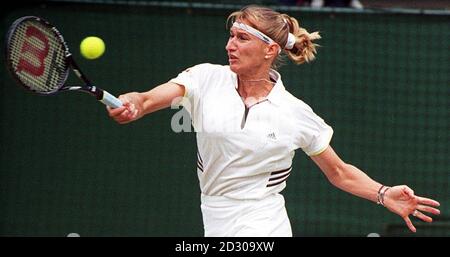 Keine kommerzielle Nutzung: Die deutsche Steffi Graf im Einsatz gegen die amerikanische Lindsay Davenport beim Finale der Damen-Singles in Wimbledon. Stockfoto