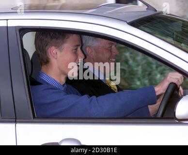 Prinz William, der ältere Sohn des britischen Prinzen von Wales, hat eine Fahrstunde von Police Sergeant Chris Gilbert in einem Ford Focus während einer Fotoanstellung im Highgrove Estate, Gloucestershire, zu Beginn der Sommerferien der beiden jungen Prinzen. Stockfoto