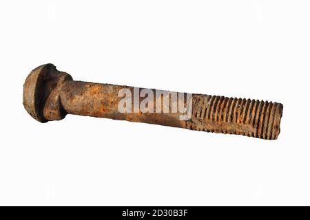 Alte rostige Metallschraube isoliert auf weißem Hintergrund Nahaufnahme. Stockfoto