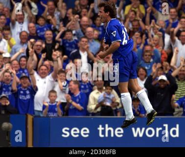 DIESES BILD KANN NUR IM RAHMEN EINES REDAKTIONELLEN FEATURES VERWENDET werden: Chelsea's Gianfranco Zola springt in die Luft, nachdem sie Cheseas zweites Tor gegen Sunderland in ihrem Premiership-Spiel in Stamford Bridge in London erzielt hat. Stockfoto