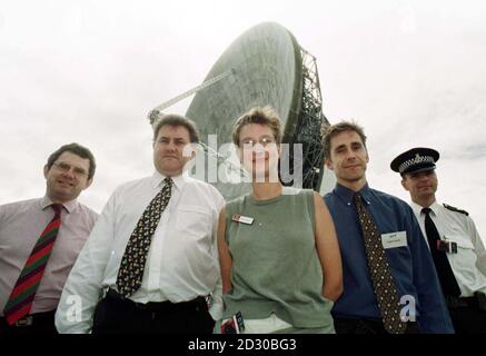 Eclipse 'Media Center Squad' von links John Mills (Chief Executive Cornwall County Council), Mark Nicholson (Press Officer Cornwall County Council), Julia Hucker (Press Officer Central Office of Infermation), Jason Mann (BT Corporate Affairs Manager) und Sergeant Alan Mobbs (Police Press Officer in Corwall) Und die Goonhilly Earth Station - das Kommunikationszentrum für die Eclipse-Medien, vor der Sonnenfinsternis am Mittwoch. Stockfoto