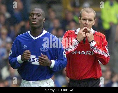 Dieses Bild kann nur im Kontext einer Zusatzfunktion verwendet werden. Henning Berg von Manchester United pfeift um Hilfe, als er Evertons Kevin Campbell während ihres FA Premiership Clash im Godison Park markiert. Endergebnis 1:1. Stockfoto