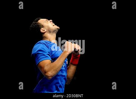 Der Franzose Jo-Wilfried Tsonga feiert im zweiten Halbfinale des Barclays ATP World Tour Finals in der O2 Arena in London den Sieg gegen Tomas Berdych. Stockfoto