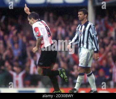 Dieses Bild kann nur im Kontext einer redaktionellen Funktion verwendet werden. Mark Hughes feiert das vierte Tor Southampton's, während Gary Speed (rechts) bei der Niederlage von Newcastle im Dell Southampton 4-2 aufschaut. PA Bild: *EDI*Toby Melville Stockfoto