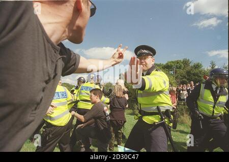 Die Polizei kollidiert mit Demonstranten, da mehr als 200 Tierrechtler eine Kundgebung vor der Shamrock Farm in Small Dole in der Nähe von Henfield, West Sussex, veranstalten, um sich gegen die Einfuhr von Makaken-Affen nach Großbritannien zu stellen, die für medizinische Tests verwendet werden. Stockfoto