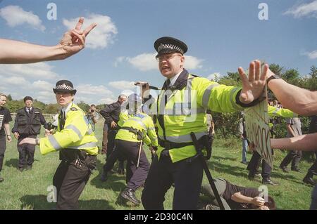 Die Polizei kollidiert mit Demonstranten, da mehr als 200 Tierrechtler eine Kundgebung vor der Shamrock Farm in Small Dole, in der Nähe von Henfield, West Sussex, veranstalten, um sich gegen die Einfuhr von Makaken-Affen nach Großbritannien zu stellen, die für medizinische Tests verwendet werden sollen. Stockfoto