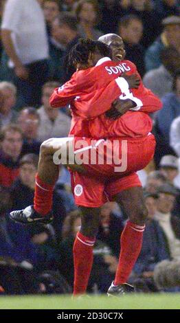 Dieses Bild kann nur im redaktionellen Kontext verwendet werden: Liverpooler Torschütze Titi Camara feiert sein Tor mit Rigobert Song im Premiership Football Match gegen Leeds United in der Leeds' Elland Road. Stockfoto