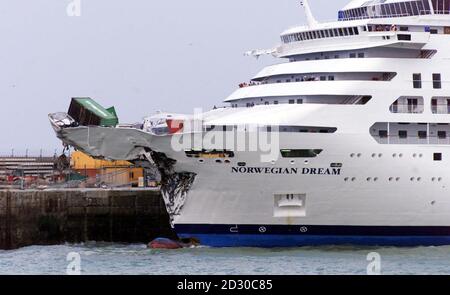 Gefallene Frachtcontainer liegen auf den Bögen des Kreuzfahrtschiffes Norwegian Dream, das in Dover Harbour festgemacht wurde, nachdem es in der Nacht im Ärmelkanal mit dem Containerschiff immer ordentlich zusammenprallte. * drei Personen an Bord des Kreuzfahrtschiffes sollen verletzt worden sein, und die Besatzung des Containerschiffes bekämpft ein Feuer an Bord des Schiffes. Stockfoto