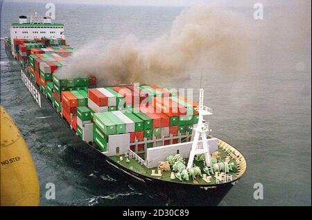 Das Containerschiff brannte im Ärmelkanal vor der Kent-Küste, nachdem es in Zusammenarbeit mit dem Kreuzfahrtschiff Norwegian Dream stand. * bei der Kollision wurden drei Personen verletzt, und einige der Container fielen vom Schiff auf den Bug des Liners, der jetzt in Dover angedockt ist. Stockfoto