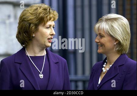 Die Gräfin von Wessex mit der irischen Präsidentin Mary McAleese (links) im Dublin Castle für die Millennium Gold Encounter, die gemeinsam vom Irish President's Award und dem Duke of Edinburgh Award veranstaltet wird. Stockfoto