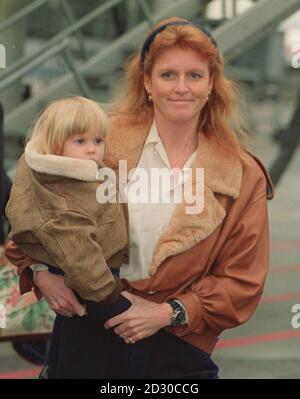 Die Herzogin von York trägt ihre Tochter Prinzessin Beatrice zu einem wartenden Auto am Flughafen Zürich, zu Beginn eines privaten Besuchs in der Schweiz. Stockfoto