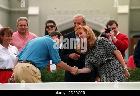 Der britische Herzog von York tauscht mit seiner Frau, der Herzogin von York, einen warmen Händedruck auf dem Wentworth Golf Course, wo er an einem Pro-am Golf-Tounament teilnahm, zugunsten der Vereinigung der Lateralsklerose, deren Präsidentin seine Frau ist. Stockfoto