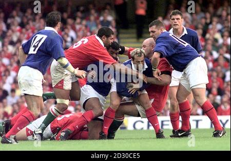 Wales's Verteidigung in Form von Colin Charvis (Nr. 6) und Craig Quinnell binden Frankreichs Thomas Castaignede beim letzten WM-Warm-Up-Spiel vor dem Start des Wettbewerbs am 1. Oktober. Wales gewann das Spiel 34-23. Stockfoto