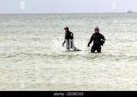 Frogmänner durchsuchen die Meere vor Port Beach in Co. Louth, nachdem ein Boot mit acht Personen an Bord gekentert ist. Es ist bekannt, dass zwei Menschen gestorben sind und zwei andere vermisst werden. Stockfoto