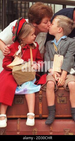 Georgina Drury, 4, mit ihrem 6-jährigen Bruder Jack aus Essex, der von seiner Großmutter June Potts einen Kuss bekommt, als sie mit ihrem Bruder Jack bei der Evakuierung im Imperial war Museum mitgeholfen haben, das Foto vom Juni nachzubilden. * zum 60. Jahrestag des beginnenden Zweiten Weltkriegs hat das Imperial war Museum eine Ausstellung zum Thema Evakuierte angebracht. Die Evakuierung von über eineinhalb Millionen Menschen, hauptsächlich Kindern, über drei Tage vom 1. Bis 3. September 1939 war das erste große Ereignis des Krieges in Großbritannien. Sehen Sie sich die PA-Geschichte an. PA Fotos: Matthew Fearn Stockfoto