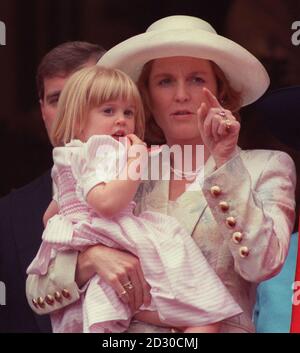 Die Herzogin von York zeigt ihrer Tochter Prinzessin Beatrice nach der Trooping the Colour Ceremony vom Balkon des Buckingham Palace etwas auf. Stockfoto