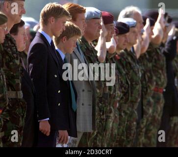 Prinz William (links, Goldknöpfe) und sein Bruder Prinz Harry (rechts von Prinz William) bei RAF Wattisham in Suffolk, an dem Tag, an dem der Bericht über den Tod ihrer Mutter, Prinzessin Diana, in Frankreich veröffentlicht wurde. Stockfoto