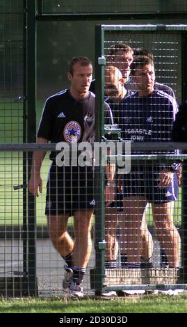 England-Kapitän Alan Shearer auf dem Traininggelände von Newcastle United in der Chester-Le-Street, am Tag nach Englands enttäuschender WM-Qualifikation gegen Polen 2000. Stockfoto