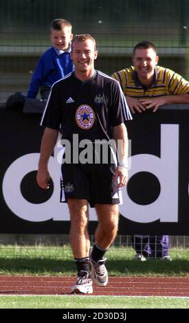 Dieses Bild darf nur im Rahmen eines redaktionellen Features verwendet werden. England-Kapitän Alan Shearer auf dem Trainingsgelände von Newcastle United in Chester-Le-Street, am Tag nach Englands enttäuschendem Ergebnis gegen Polen in der EM 2000-Qualifikation. Stockfoto