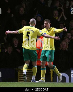 Grant holt von Norwich City feiert das zweite Tor seiner Seite Des Spiels mit Teamkollegen Steve Morison (links) Stockfoto