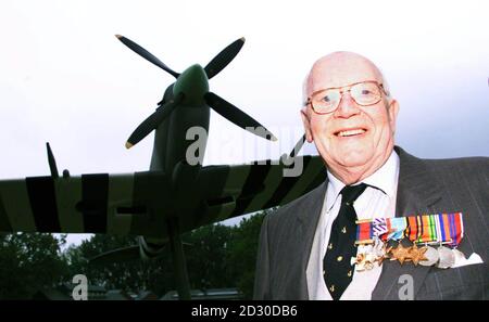 Einer der "wenigen", Battle of Britain Pilot, Wing Commander Bob Doe DSO, DFC und Bar, aus Kent, das höchste noch lebende Kampfass (15/9/99) unter den Flügeln einer Spitfire bei R.A.F. Hendon, vor der Bucheinführung von 'Men of the Battle of Britain'. Stockfoto