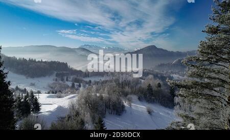 Luftaufnahme des weißen Winters in den Bergen. Sonniger Tag im alpinen Skigebiet. Ferien in Österreich, Schweiz, Italien, Polen im Winter Stockfoto