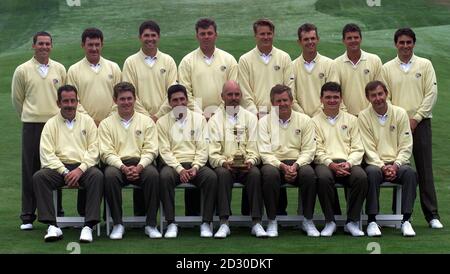 Das europäische Ryder Cup Team im Country Club, Brookline, Mass, USA. * (L-R) Back Row, Sergio Garcia, Miguel Angel Jimenez, Padraig Harrington, Darren Clarke, Jarmo Sandelin, Andrew Coltart, Jesper Parnevik, Jean Van de Velde, Front Row, Sam Torrance, (Vice Captain), Lee Westwood, Jose Maria Olazabal, Mark James, (Captain), Colin Montgomerie, Paul Lawrie, Ken Brown (Vice Captain). Stockfoto