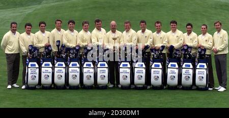 Das European Ryder Cup Team im Country Club, Brookline, Massachusetts, USA. * (von links nach rechts) Sam Torrance, (Vizekapitän), Miguel Angel Jimenez, Jean Van de Velde, Jarmo Sandelin, Padraig Harrington, Lee Westwood, Darren Clarke, Mark James, (Kapitän), Colin Montgomerie, Jesper Parnevik, Andrew Coltart, Paul Lawrie, Jose Maria Olazabal, Sergio Garcia, Ken Brown (Vizekapitän). Stockfoto