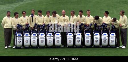 Das europäische Ryder Cup Team im Country Club, Brookline, Massachusetts, USA * (L bis R) Sam Torrance, (Vice Captain), Miguel Angel Jimenez, Jean Van de Velde, Jarmo Sandelin, Padraig Harrington, Lee Westwood, Darren Clarke, Mark James, (Captain), Colin Montgomerie, Jesper Parnevik, Andrew Coltart, Paul Lawabrie, Jose Maria Olazal Sergio Garcia, Ken Brown (Stellvertretender Hauptmann). Stockfoto