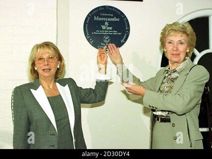 Die Witwen von Morecambe und Wise (Doreen Wise, Left und Joan Morecambe) enthüllen ihre verstorbenen Ehemänner in der Hall of Fame in den Pinewood Studios, Buckingham, während der fünften jährlichen britischen Comedy-Hommage. Stockfoto