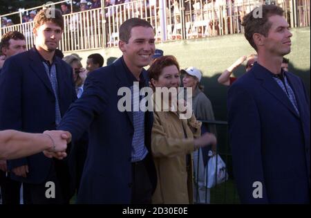 L-R: Padraig Harrington, Sergio Garcia (mit seiner Mutter) und Andrew Coltart verließen die Abschlusszeremonie des Ryder Cups im Country Club, Brookline, Massachusetts, nachdem die USA Europa 14:1 bis 13:1 besiegt hatten. Stockfoto