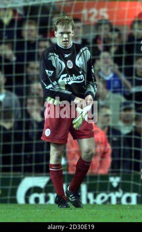 Dieses Bild kann nur im Rahmen einer redaktionellen Funktion verwendet werden. Steve Staunton von Liverpool ersetzt Torhüter Sander Westerveld, der nach einem Zusammenstoß mit Evertons Francis Jeffers während ihres FA Premiership Derby Fußballspiels in Anfield abgeschickt wurde. Stockfoto