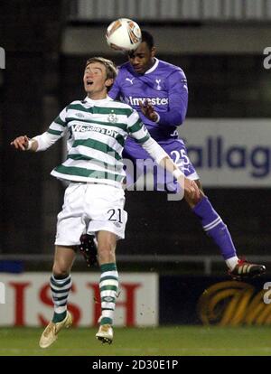 Shamrock Rovers Ronan Finn und Tottenham Hotspur's Danny Rose (rechts) kämpfen während der UEFA Europa League um den Ball, Gruppe A Spiel im Tallaght Stadium, Dublin, Irland. Stockfoto