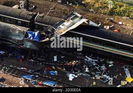 Eine Luftaufnahme des verheerenden Sturzwracks zweier Züge, die in der Nähe der Paddington Station im Westen Londons kollidierten. Stockfoto