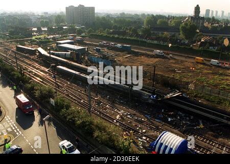 Eine Luftaufnahme des Sturzwracks, die die beiden Züge in der Nähe der Paddington Station im Westen Londons zeigte, die am Morgen des 10. Mai 99 zusammenstießen, und eine Einbruch der Dunkelheit bestätigten, dass 26 Menschen gestorben waren. Stockfoto