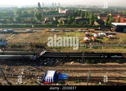 Eine Übersicht von einer erhöhten Position zeigt die Passagierwagen in den Crash Wrack von zwei Zügen, die in der Nähe von Paddington Station, West London kollidierten . Stockfoto