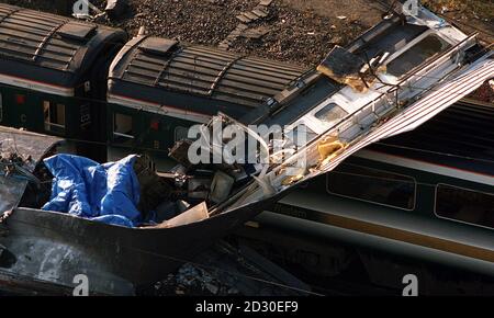 Eine Übersicht von einer erhöhten Position, die einen der Passagierwagen zeigt, der in der Nähe von Paddington im Westen Londons in der Mitte des Crashwracks zweier Züge zerschnitten wurde. Stockfoto