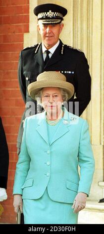 Königin Elizabeth II. Verlässt ein Gemeindezentrum in Ladbroke Grove mit dem Metropolitan Police Commissioner Sir Paul Condon, nachdem sie Mitglieder der Notdienste, die am Paddington Rail Crash beteiligt waren, kennengelernt hat. Stockfoto