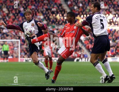 Dieses Bild kann nur im Kontext eines edtitorial Features verwendet werden. Middlesbroughs Hamilton Ricard (Mitte) kämpft während ihres Premiership-Spiels gegen West Hams John Moncur (links) und Igor Stimac im Riverside Stadium von Middlesbrough. Stockfoto