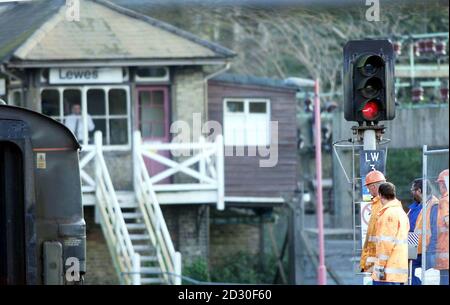 Ein rotes Signal am Bahnhof Lewes in East Sussex, wo eine Untersuchung im Gange war, nachdem ein Pendlerexpress in die Rückseite eines leeren Zuges gepflügt hatte. Die britische Verkehrspolizei untersucht, ob der Fahrer des Hastings-Dienstes möglicherweise durch eine rote Ampel gegangen ist. * als er den Bahnhof verließ, um die Sorge um die Sicherheit des Eisenbahnnetzes des Landes im Gefolge der Paddington-Katastrophe zu erneuern. Stockfoto