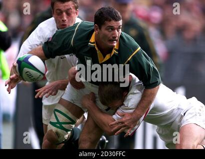 Der südafrikanische Skipper Joost van der Westhuizen (Mitte) hält während ihres Rugby-WM-Viertelfinalspiels in Paris die Engländer Neil Back und Dan Luger (links) zurück. Endnote: S Africa 44, England 21. Stockfoto